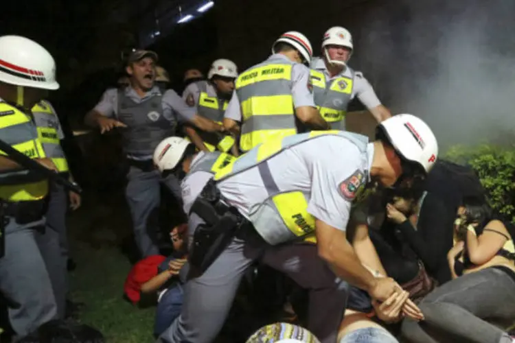 Polícia Militar detêm manifestantes em São Paulo: nos últimos meses se tornaram frequentes os atos de vandalismo nas manifestações no Rio e em São Paulo (Nacho Doce/Reuters)