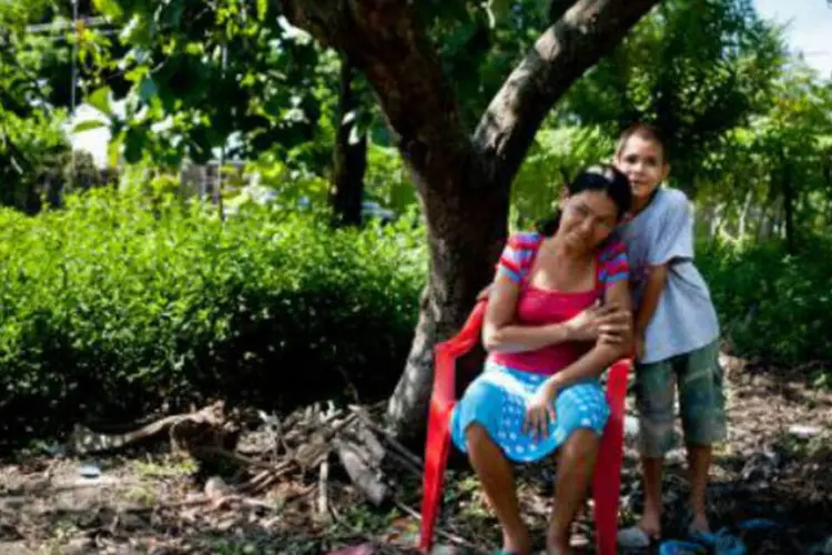 Agricultora de El Salvador, com criança: autoridades sanitárias da América Central têm advertido que a doença é um "sério problema" de saúde pública (Jose Cabezas/AFP)