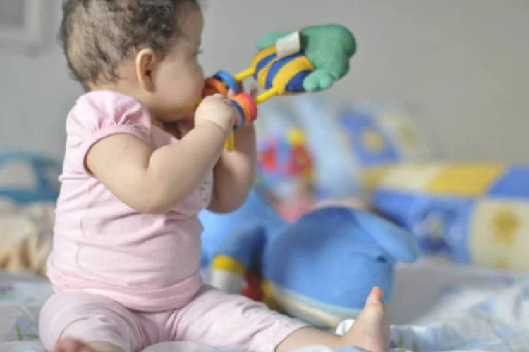 
	Beb&ecirc; brincando: filhos s&oacute; podem ser declarados como dependentes por um dos pais
 (Marcello Casal Jr./ABr)