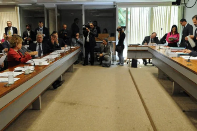 
	Senadores durante reuni&atilde;o da Comiss&atilde;o de Constitui&ccedil;&atilde;o, Justi&ccedil;a e Cidadania: indica&ccedil;&otilde;es da CCJ ainda precisam ser confirmadas pelo plen&aacute;rio da Casa
 (Wilson Dias/ABr)