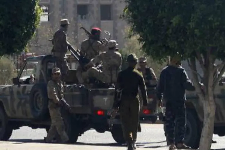 
	Soldados iemenitas em Sana: segundo n&uacute;meros oficiais, esses tipos de atentados entre mar&ccedil;o de 2011 e mar&ccedil;o de 2013 custaram US$ 4,75 bi ao governo
 (Mohammed Huwais/AFP)