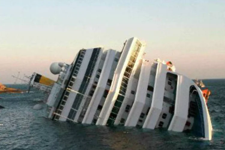 
	O navio Costa Concordia afunda: juiz afirmou que Schettino estaria autorizado a subir no navio &quot;como acusado, e n&atilde;o como consultor&quot;
 (Stringer/AFP)