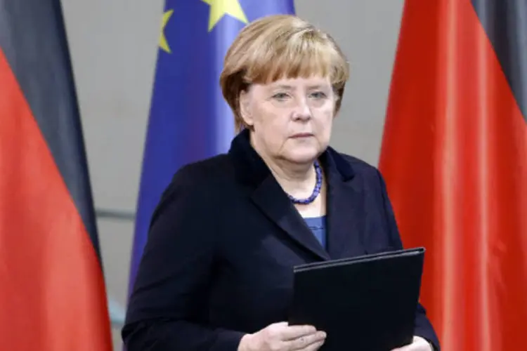 
	A chanceler alem&atilde;, Angela Merkel: &quot;n&oacute;s vemos a amea&ccedil;a n&atilde;o s&oacute; como uma amea&ccedil;a ao Estado de Israel, mas como uma amea&ccedil;a geral tamb&eacute;m para a Europa&quot;
 (Tobias Schwarz/Reuters)