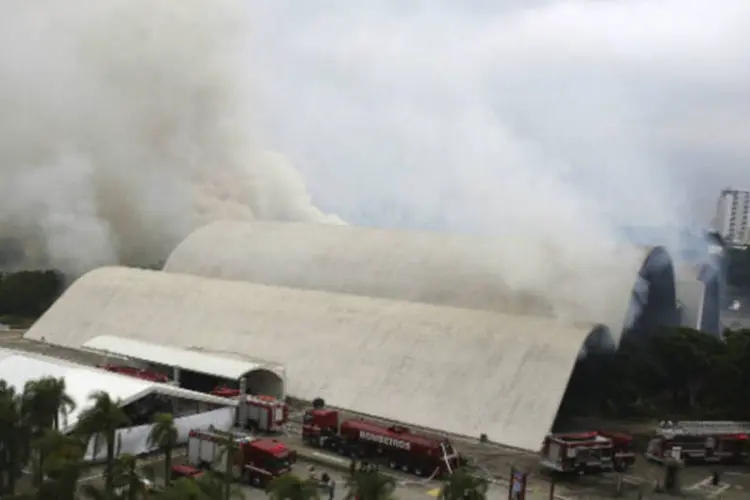 
	Inc&ecirc;ndio no Audit&oacute;rio Sim&oacute;n Bol&iacute;var, no Memorial da Am&eacute;rica Latina: o fogo causou danos em vidra&ccedil;as, provocou rachaduras nas paredes e destruiu uma tape&ccedil;aria de Tomie Ohtake
 (Nacho Doce/Reuters)