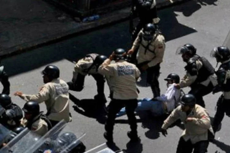 Polícia venezuelana prende estudante em protesto: na quarta, milhares de estudantes protestaram nas ruas de Caracas (Francisco Rodríguez/AFP)