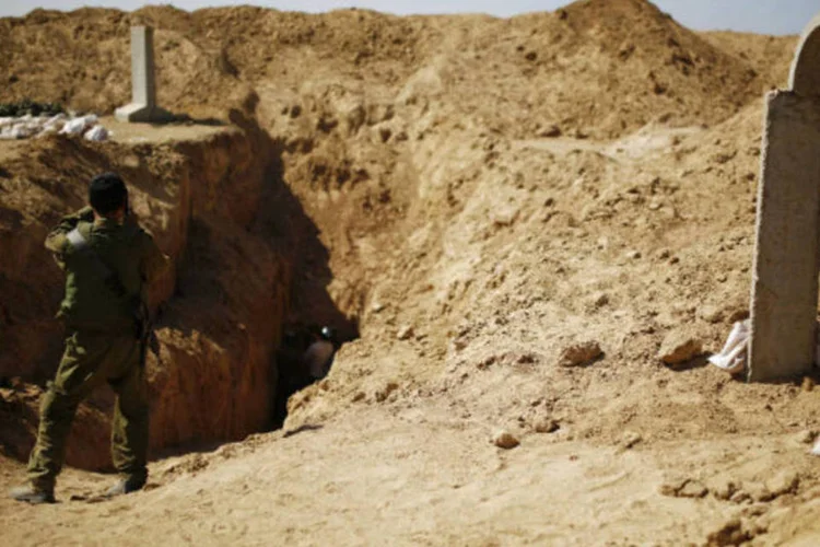 
	Soldado israelense em Gaza: a troca de ataques acontece apenas 24 horas depois que avi&otilde;es de combate israelenses dispararam contra uma motocicleta em Gaza
 (Amir Cohen/Reuters)