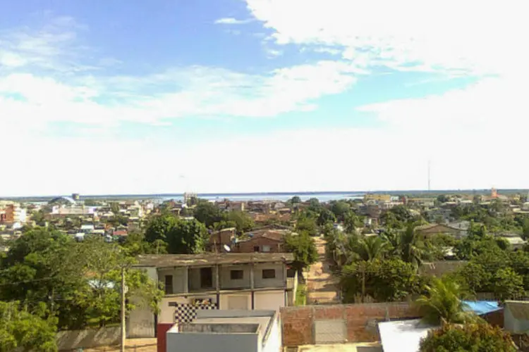 
	Vista parcial de Coari, Amazonas: prefeito da cidade &eacute; r&eacute;u em pelo menos 70 processos que tramitam na Justi&ccedil;a do Amazonas
 (Ibeneklins/Wikimedia Commons)