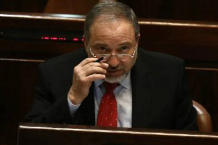 
	O ministro israelense das Rela&ccedil;&otilde;es Exteriores, Avigdor Lieberman: &quot;eu quero deixar claro: Kerry &eacute; um verdadeiro amigo de Israel&quot;, disse Lieberman a empres&aacute;rios em Tel Aviv
 (Menahem Kahana/AFP)