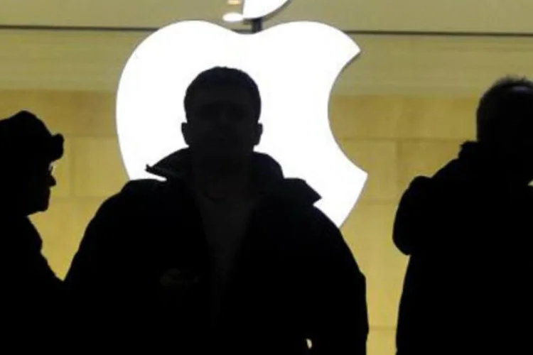 
	Pessoas caminham em frente &agrave; loja da Apple: fabricante&nbsp;pediu suspen&ccedil;&atilde;o do trabalho de monitoramento de Michael Bromwich
 (Timothy A. Clary/AFP)
