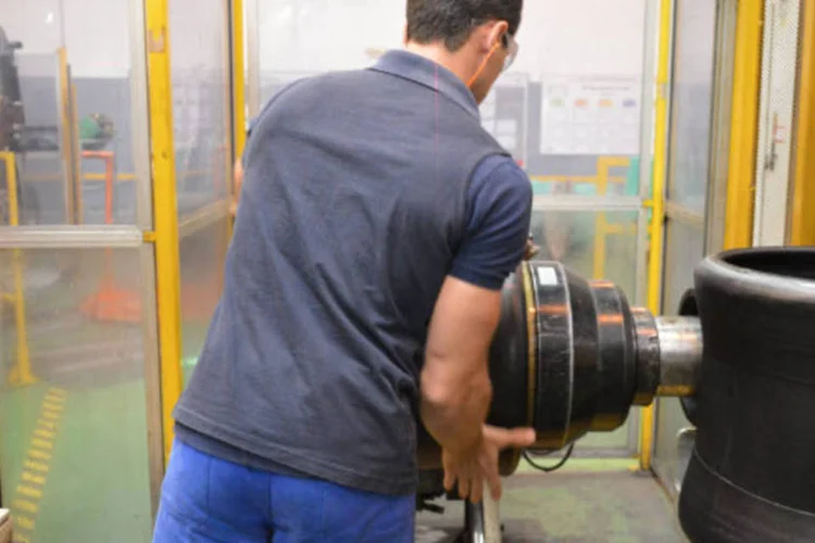 
	Processo de produ&ccedil;&atilde;o de pneus da Pirelli, em Campinas: a empresa pretende adotar a medida no fim de abril ou in&iacute;cio de maio
 (Julia Carvalho/EXAME.com)