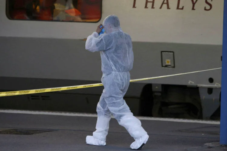 Investigador francês se prepara para entrar em trem de Thalys, França, após tiroteio (Pascal Rossignol/Reuters)