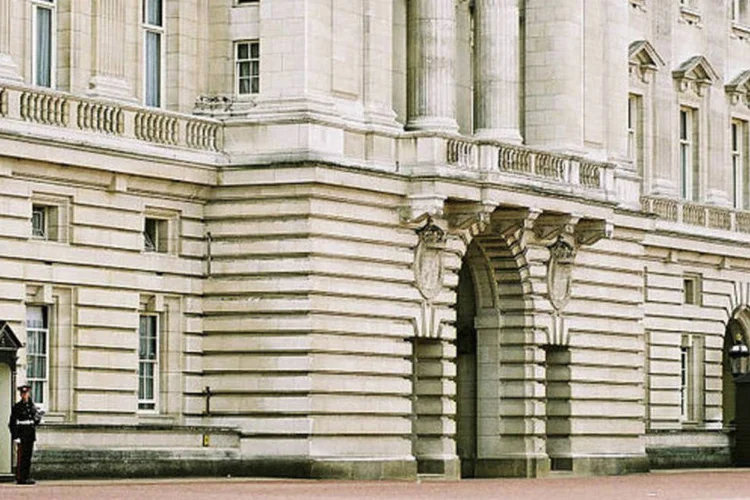 Palácio de Buckingham: a rainha não se encontrava no edifício no momento em que o suposto intruso tentou invadir o Palácio (Wikimedia Commons)