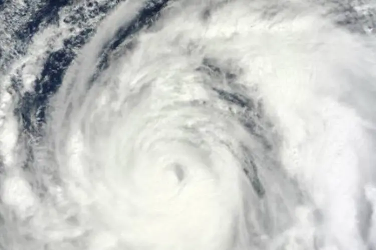 
	Imagem de sat&eacute;lite de tempestade: tempestade avan&ccedil;a a 17 km/h em dire&ccedil;&atilde;o oeste
 (AFP)