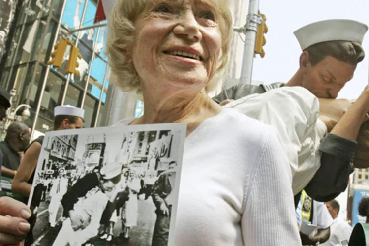 
	Foto com o marinheiro George Mendon&ccedil;a e enfermeira Greta Zimmer Friedman ficou famosa ap&oacute;s a Segunda Guerra Mundial
 (Mario Tama/Getty Images)