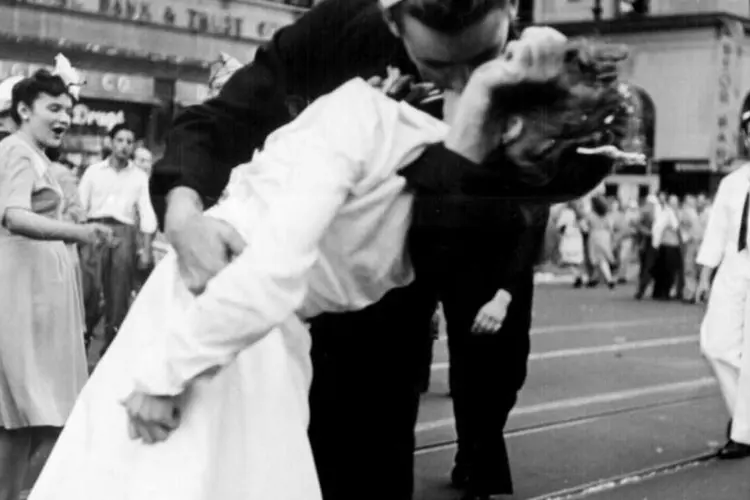 The Kiss: Foto foi publicada pela primeira vez na revista Life (Alfred Eisenstaedt/ Wikimedia Commons)