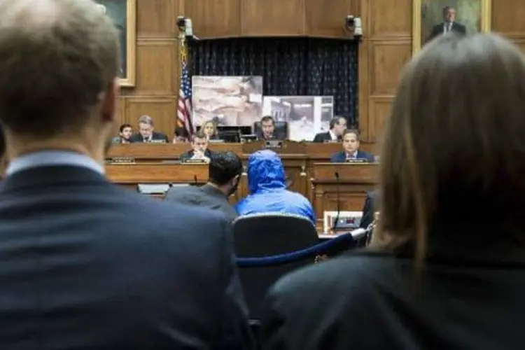 "César", ex-fotógrafo anônimo da Polícia síria, durante uma audiência na Câmara de Representantes dos Estados Unidos (Brendan Smialowski/AFP)