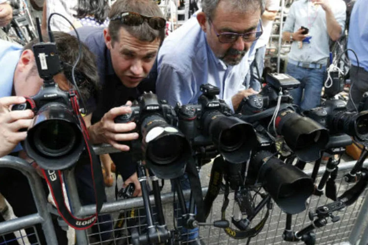 Fotógrafos aguardam o nascimento do bebê de Kate Middleton e do príncipe William em frente ao hospital St. Mary, em Londres (REUTERS/Suzanne Plunkett)