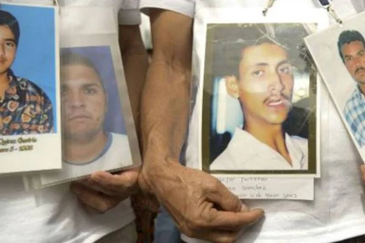 Grupo exibe fotos de vítimas do conflito armado entre Farc e governo (Raul Arboleda/AFP)