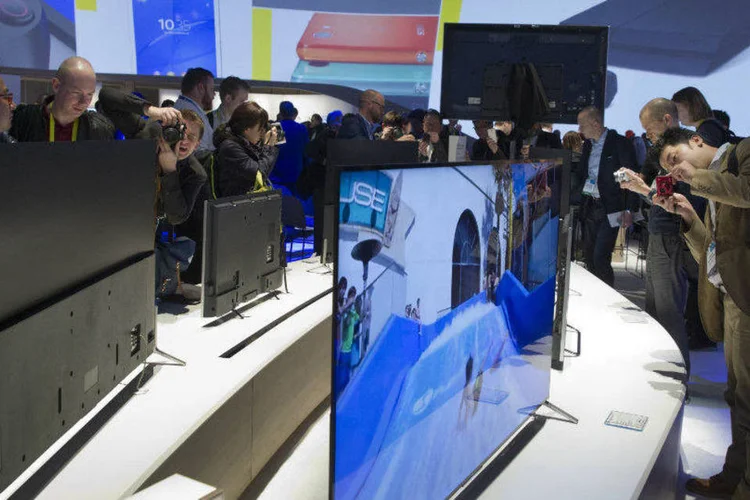 Jornalistas tiram fotos de televisores de superalta definição 4k da Sony, em conferência (Steve Marcus/Reuters)