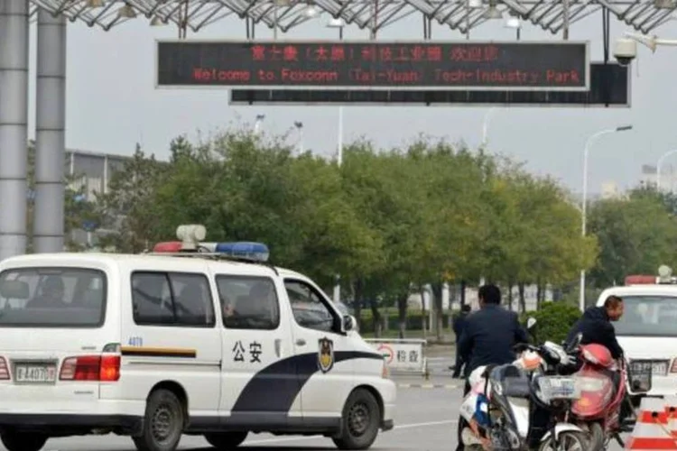 Viatura da polícia na frente da unidade da Foxconn em Taiyuan, norte da China (Reuters)