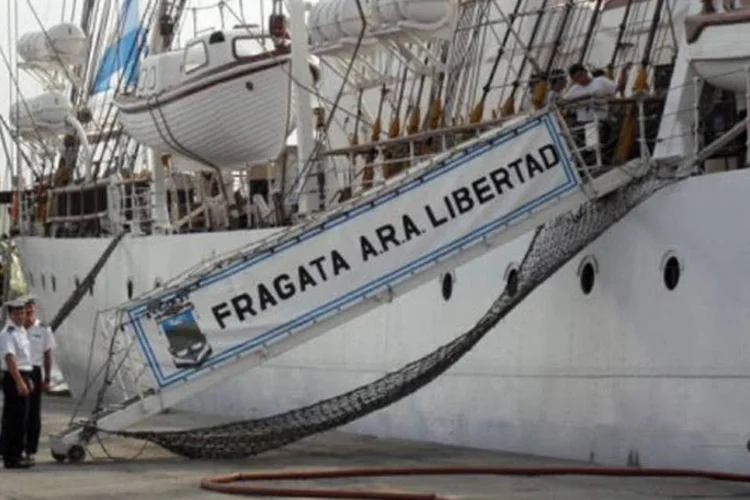 
	A Fragata Liberdade foi retida em Gana desde o &uacute;ltimo dia 2 por conta de um processo movido por um fundo especulativo
 (David Adadevoh/AFP)