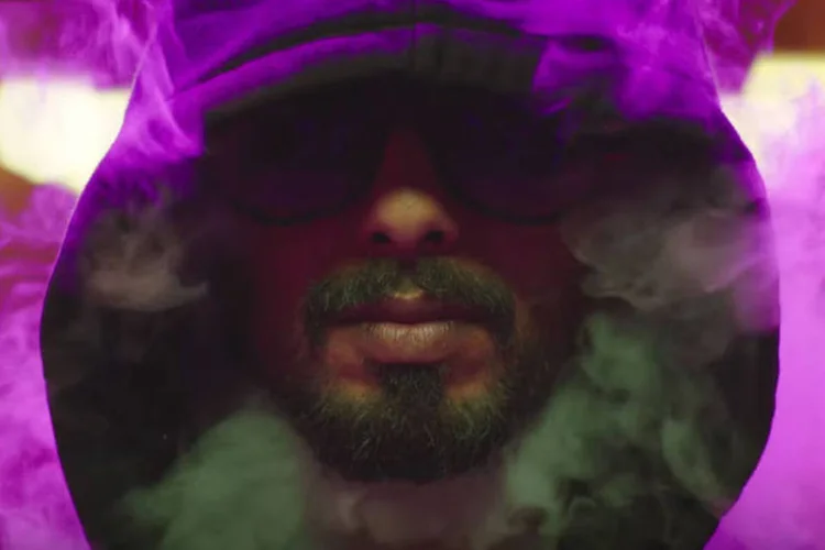 
	Cena do filme Udta Punjab: a Comiss&atilde;o Central de Certid&atilde;o Cinematogr&aacute;fica determinou 94 cortes no filme &quot;Udta Punjab&quot; e a retirada do nome do estado do t&iacute;tulo
 (Reprodução / YouTube)
