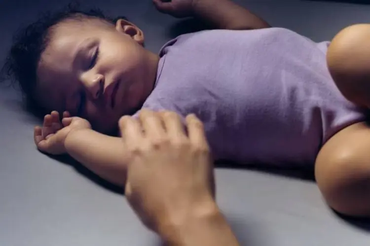 Johnson's Baby: a campanha traz um aplicativo de monitoramento do sono e músicas de ninar milimetricamente compostas (Reprodução)
