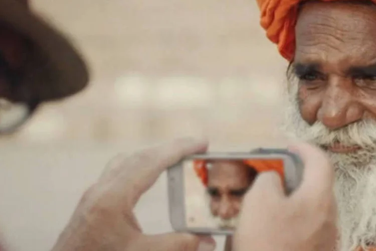 Frame da campanha "Lauching People", da Samsung (Reprodução)