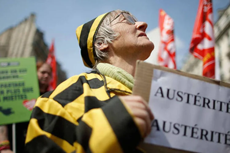 
	Manifestante vestido como preso marcha em Paris durante protesto contra planos de austeridade: a pol&iacute;cia francesa disse que cerca de 25 mil pessoas participaram do protesto
 (REUTERS/Christian Hartmann)