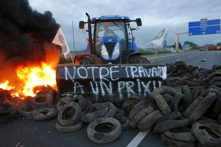 
	Bloqueio de pecuaristas franceses em rodovias: &quot;nosso trabalho tem um pre&ccedil;o&quot;, dizem manifestantes em placa
 (REUTERS/Pascal Rossignol)