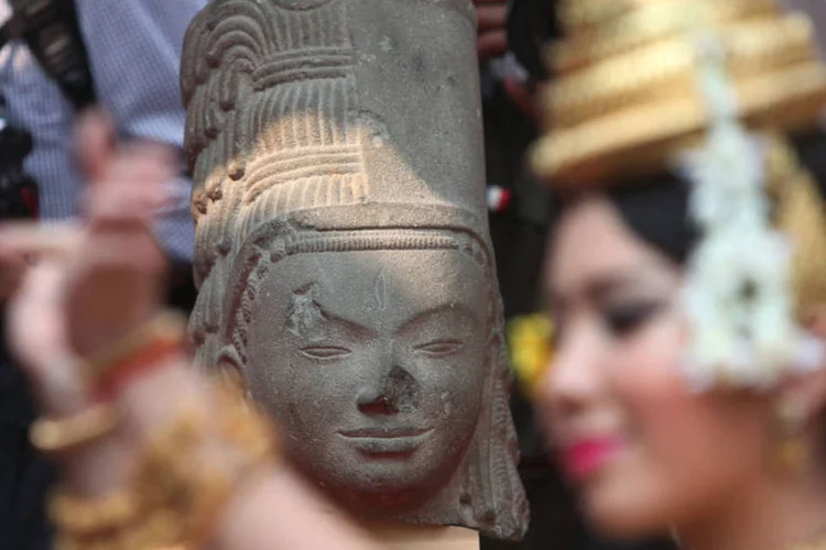 
	Harihara: a obra de arte, datada no s&eacute;culo VII, foi tomada de um templo na sulina prov&iacute;ncia de Takeo por pesquisadores franceses entre 1882 e 1883
 (Samrang Pring / Reuters)