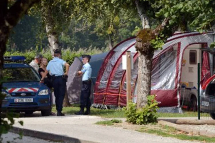 
	Pol&iacute;cia francesa conversa com investigadores no camping pr&oacute;ximo de onde ocorreu a chacina: duas meninas sobreviveram ao incidente
 (Philippe Desmazes/AFP)