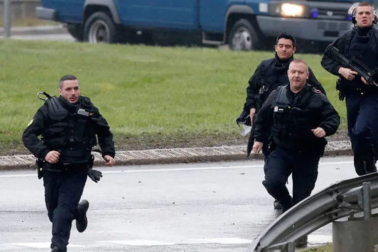 
	Pol&iacute;cia francesa durante busca por terroristas: um homem abriu fogo contra dois policiais e fugiu
 (REUTERS/Christian Hartmann)