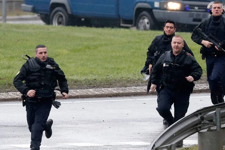 
	Membros da pol&iacute;cia francesa: helic&oacute;ptero dos servi&ccedil;os de seguran&ccedil;a sobrevoam a &aacute;rea e um per&iacute;metro de seguran&ccedil;a foi estabelecido
 (REUTERS/Christian Hartmann)