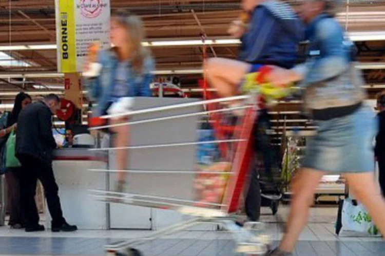
	Fam&iacute;lia faz compras em supermercado: em rela&ccedil;&atilde;o a junho, houve redu&ccedil;&atilde;o de 0,3 ponto percentual nos juros
 (Philippe Huguen/AFP)