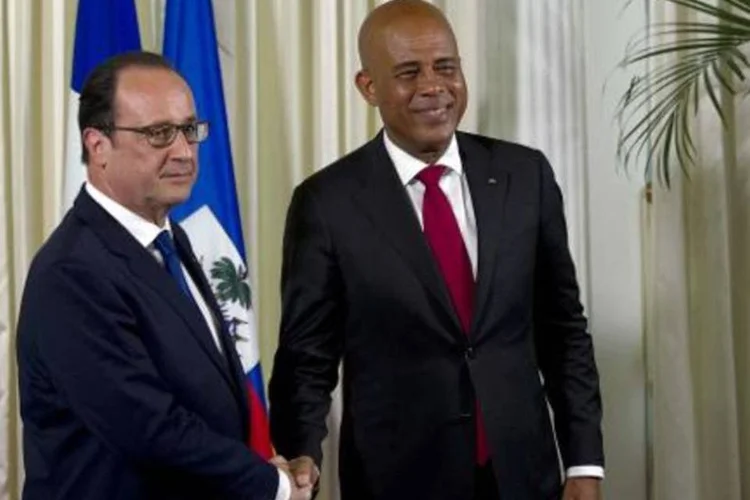 O presidente francês François Hollande (E) e o presidente haitiano Michel Martelly, em Porto Príncipe (HECTOR RETAMAL/AFP)