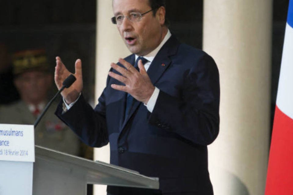 Hollande faz mea culpa por lentidão e defende privacidade