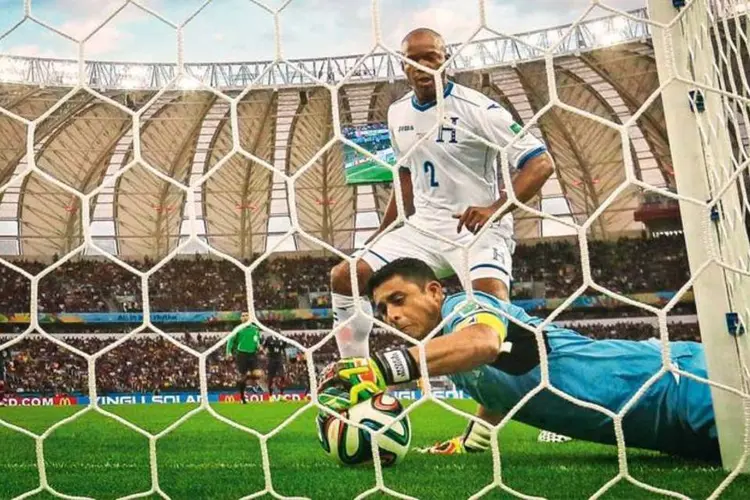 Jogo entre França e Honduras: 1 segundo após o lance, veio a confirmação do gol no relógio do juiz (Quinn Rooney/Getty Images)