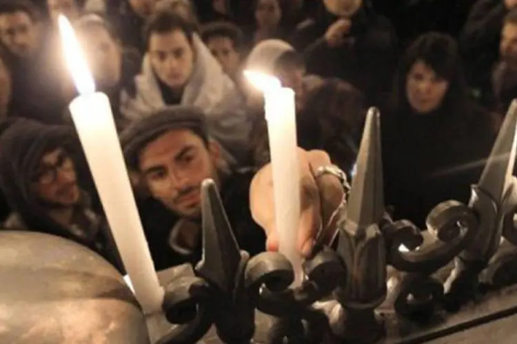 Franceses participam de ato em memória das vítimas em Paris
 (Kenzo Tribouillard/AFP)