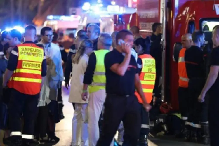 
	Equipes de emerg&ecirc;ncia em local de atentado, em Nice: &quot;Corria gente em todas as dire&ccedil;&otilde;es&quot;, disse um policial
 (VALERY HACHE/AFP)