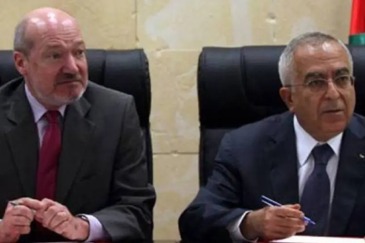 O Cônsul francês Frederic Desagneaux (e) e o Primeiro Ministro da Autoridade Palestina, Salam Fayyad, assinam acordo (Abbas Momani/AFP)