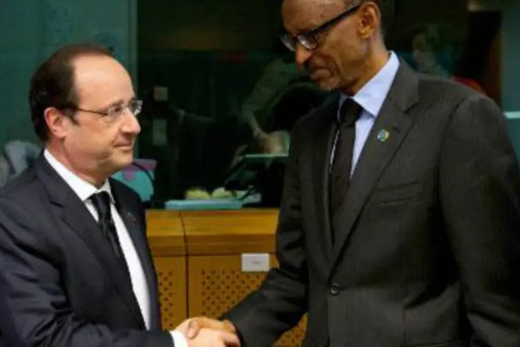 Presidente francês, François Hollande, e seu colega ruandês, Paul Kagame: a França sempre negou cumplicidade no genocídio que matou 800 mil pessoas em 100 dias (Alain Jocard/AFP)