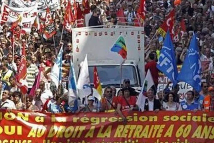 Em Marselha, trabalhadores dos setores público e privado e aposentados protestam contra reforma previdenciária.  (.)
