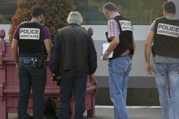 
	Policiais pr&oacute;ximos a uma plataforma de trem em Arras, na Fran&ccedil;a, onde um homem disparou e feriu tr&ecirc;s pessoas
 (REUTERS/Pascal Rossignol)