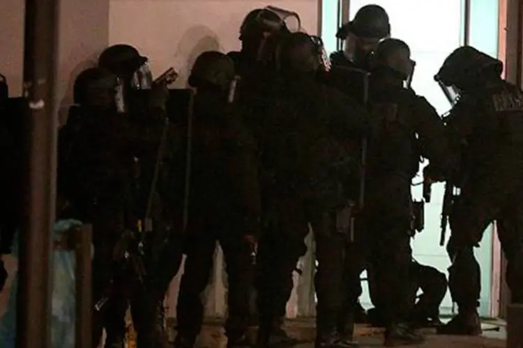 
	Policiais durante opera&ccedil;&atilde;o em sub&uacute;rbio de Reims: os irm&atilde;os Kouachi s&atilde;o suspeitos de ter matado 12 pessoas
 (Francois Nascimbeni/AFP)