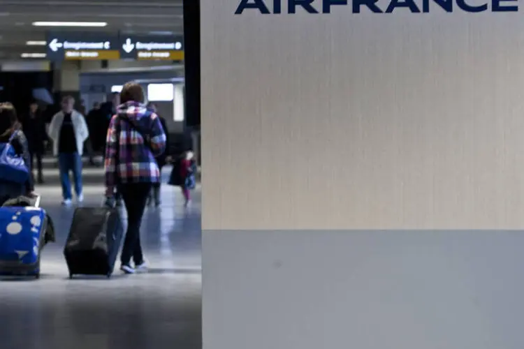 Air France: passageiras carregam bagagem em aeroporto na França (Balint Porneczi/Bloomberg)