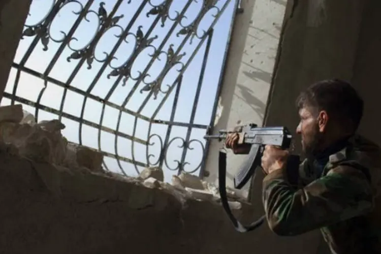 
	Rebelde aponta arma contra tropas do regime s&iacute;rio na cidade de Alepo, na S&iacute;ria:&nbsp;Damasco amea&ccedil;a atacar o territ&oacute;rio do L&iacute;bano.
 (AFP / Jm Lopez)