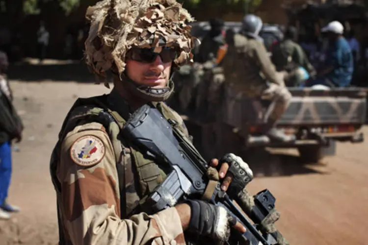 
	Soldado Franc&ecirc;s monta guarda em Diabaly, no centro do Mali: a M&eacute;dicos Sem Fronteiras denunciou que estava h&aacute; dez dias tentando em v&atilde;o entrar na cidade.
 (Joe Penney/Reuters)