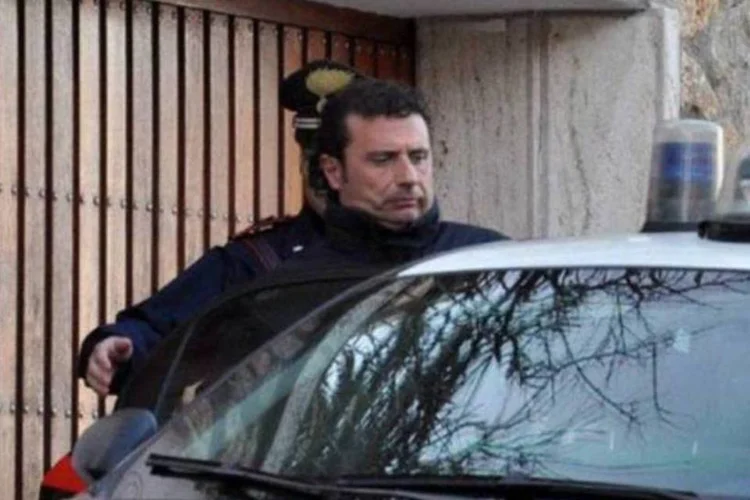 Schettino foi detido por homicídio múltiplo, naufrágio e abandono de navio (AFP / Enzo Russo)