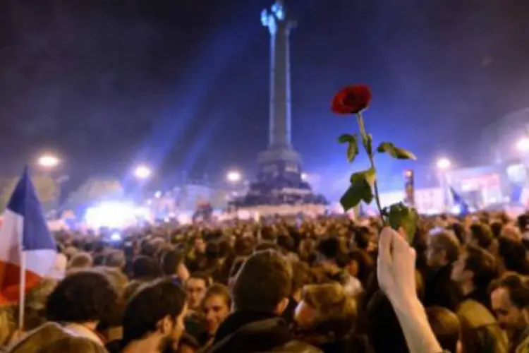 Franceses comemoram vitória de Hollande na Praça da Bastilha (Eric Feferberg/AFP)